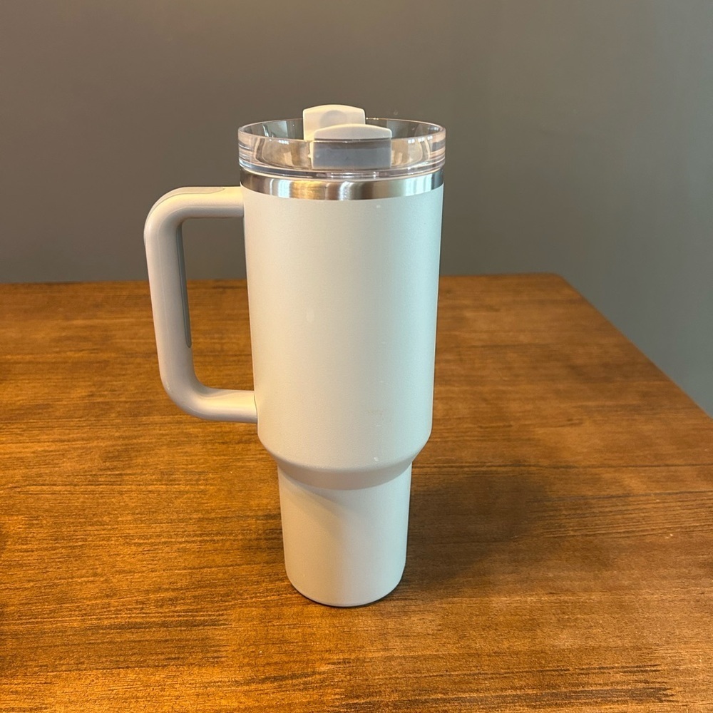 Stanley The Quencher H2.0 Tumbler Fog Silver Trim 40oz - Picture 2 of 6